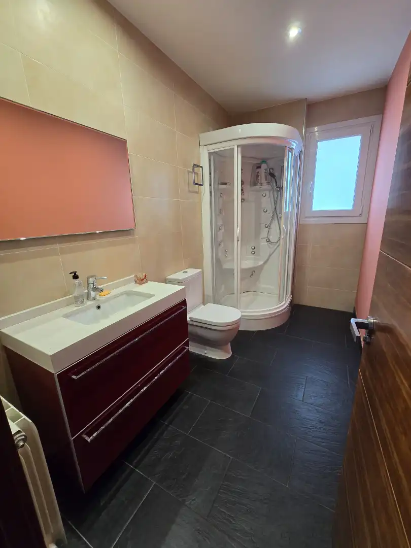 Badezimmer von Haus oder Chalet zum Verkauf in Bareyo mit Heizung, Privatgarten und Terrasse