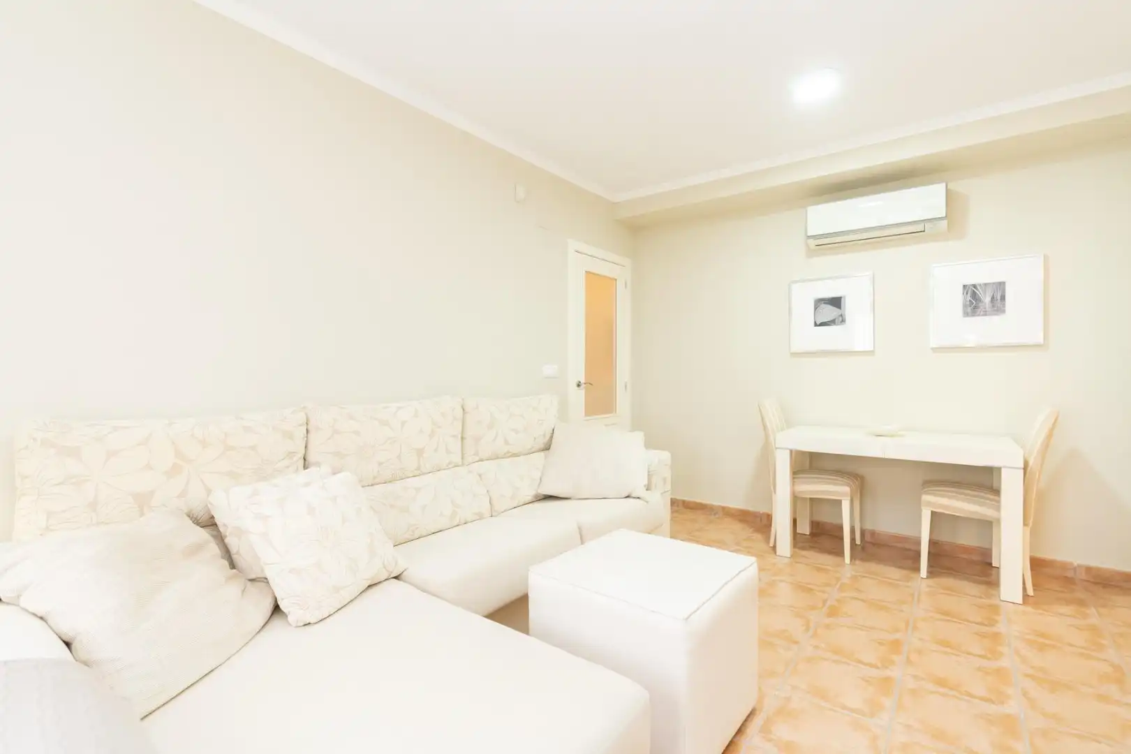 Sala d'estar de Pis en venda en Vélez de Benaudalla amb Aire condicionat, Terrassa i Moblat