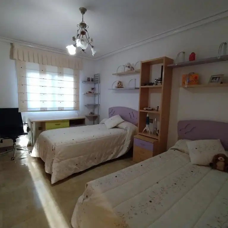 Dormitori de Casa o xalet en venda en Orihuela amb Aire condicionat, Jardí privat i Terrassa