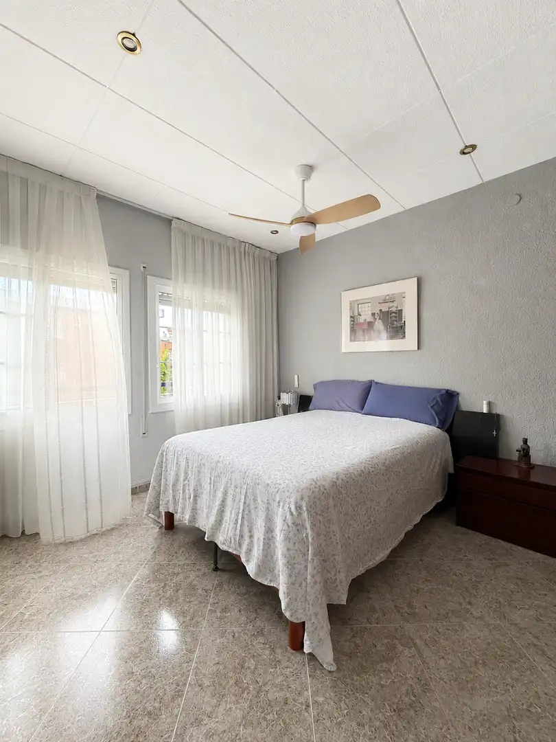 Habitación de Piso en venta en Badalona con Calefacción, Horno y Balcón