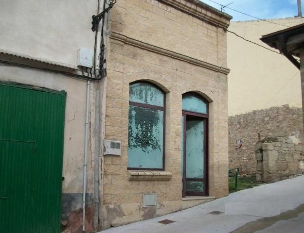 Vista exterior de Local en venda en Quintanilla San García amb Calefacció
