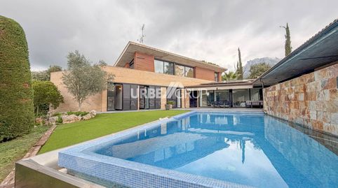 CASA DE DISEÑO DE 6 HABITACIONES Y CUATRO BAÑOS CON PISCINA EN MATADEPERA