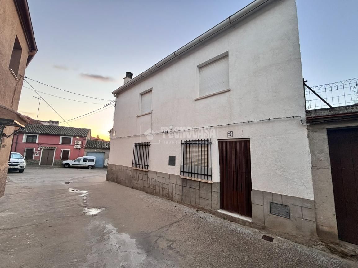 Vista exterior de Casa adosada en venda en Aldeanueva de Barbarroya amb Calefacció i Jardí privat