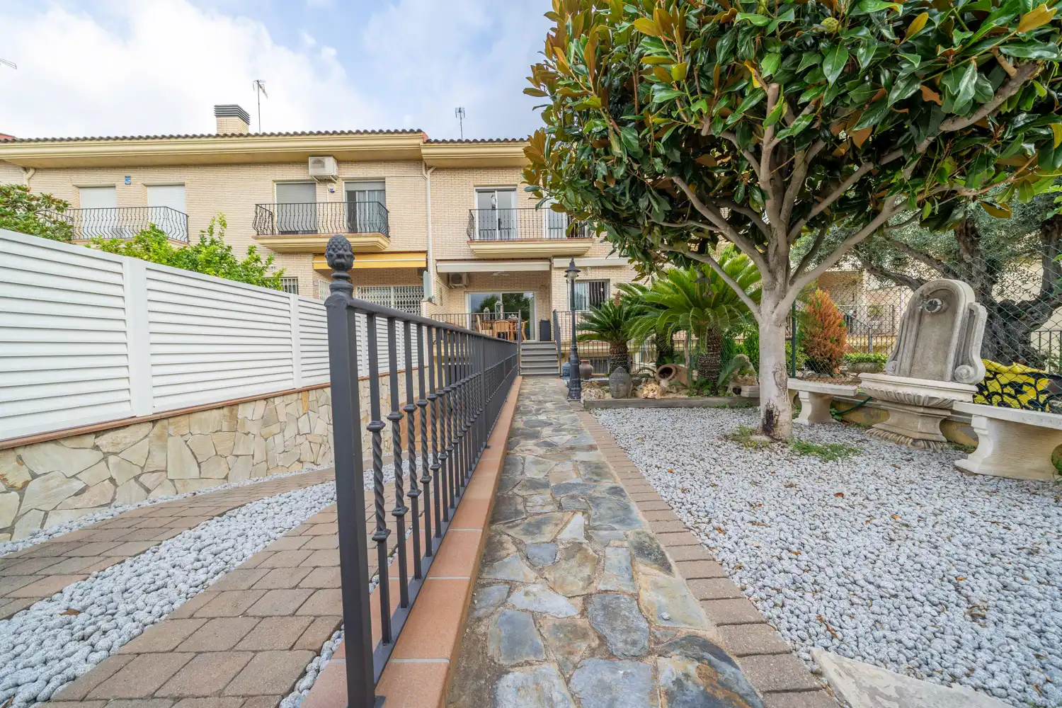 Vista exterior de Casa o xalet en venda en Pineda de Mar amb Aire condicionat, Calefacció i Jardí privat
