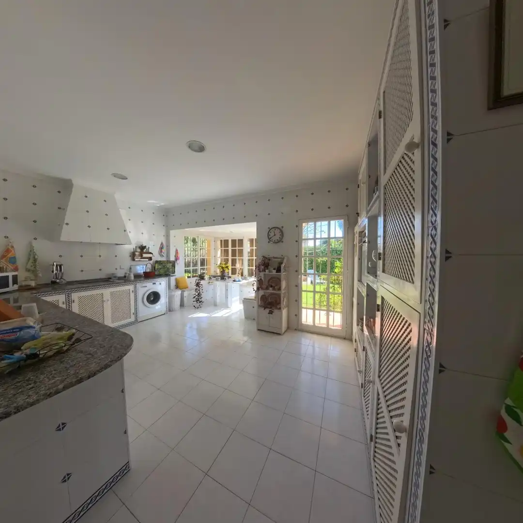 Cuina de Casa o xalet en venda en Chiclana de la Frontera amb Aire condicionat, Jardí privat i Traster