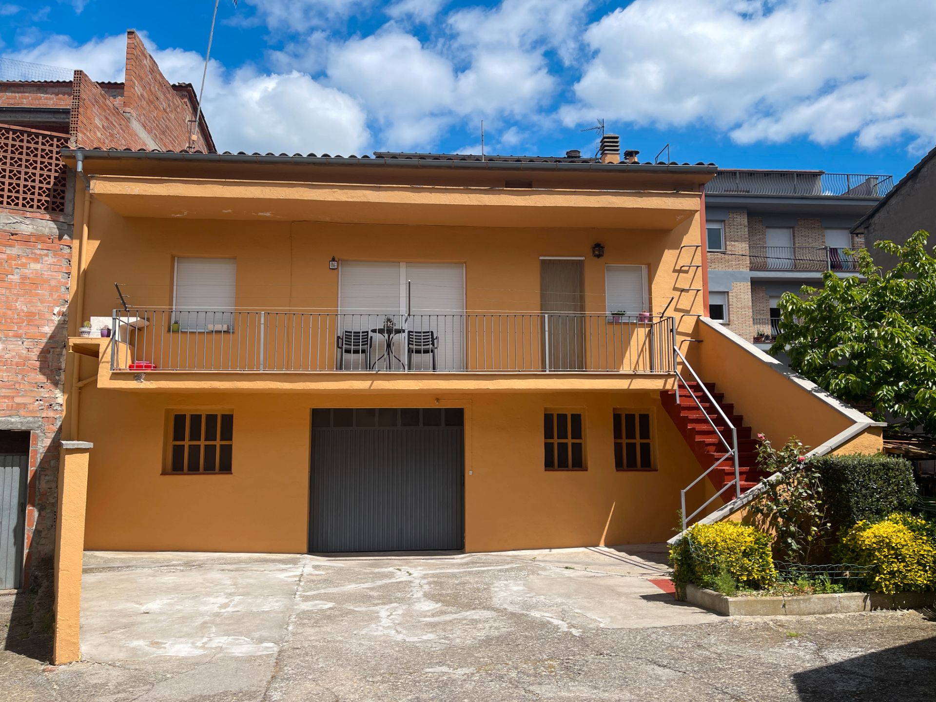 Exterior view of Single-family semi-detached for sale in Olot  with Private garden and Terrace