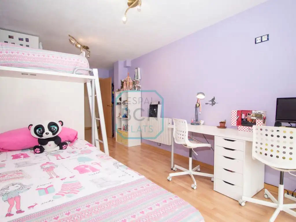Schlafzimmer von Maisonette zum Verkauf in Barcelona