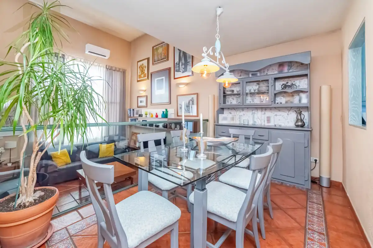 Comedor de Casa adosada en venta en Leganés con Aire acondicionado, Calefacción y Jardín privado