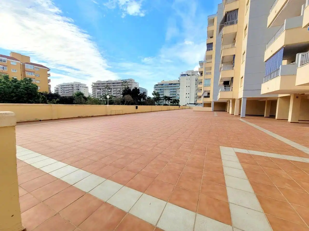 Aparcament de Apartament de lloguer en Gandia amb Terrassa, Moblat i Piscina comunitària