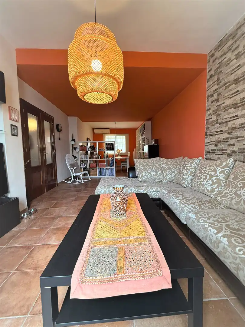 Wohnzimmer von Einfamilien-Reihenhaus zum Verkauf in Dos Hermanas mit Klimaanlage, Möbliert und Ofen