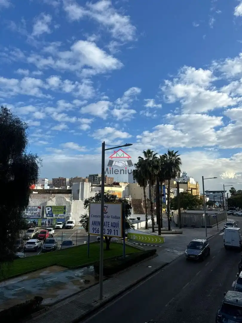 Außenansicht von Wohnung zur Miete in Algeciras mit Waschmaschine, Mikrowelle und Balkon