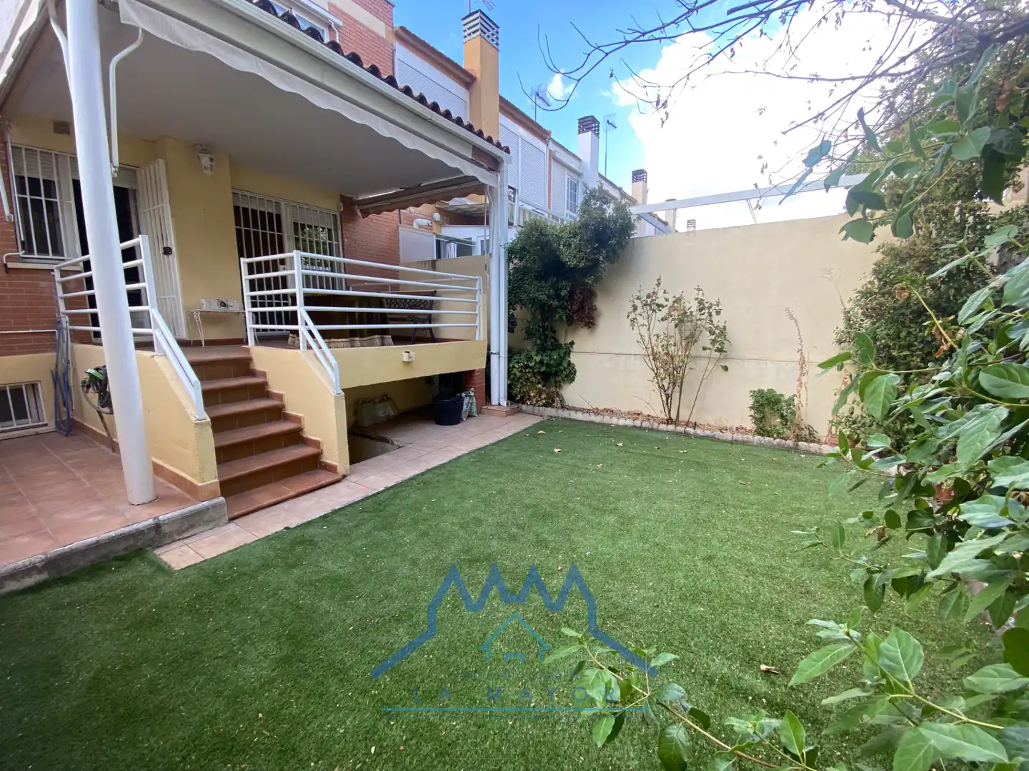 Adosado con terraza en venta en Calle Adelfa