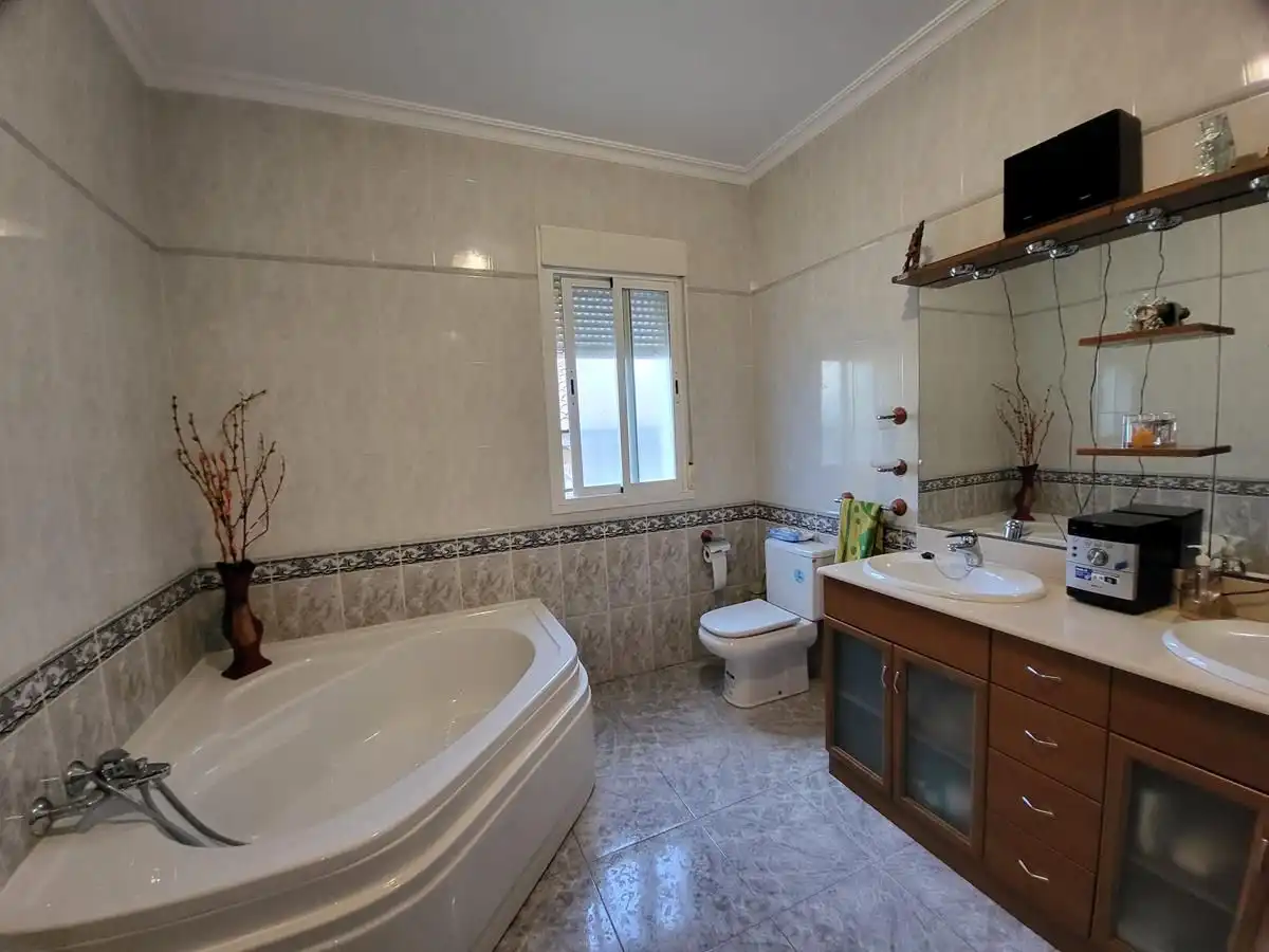 Baño de Casa o chalet en venta en Sisante con Calefacción, Jardín privado y Terraza