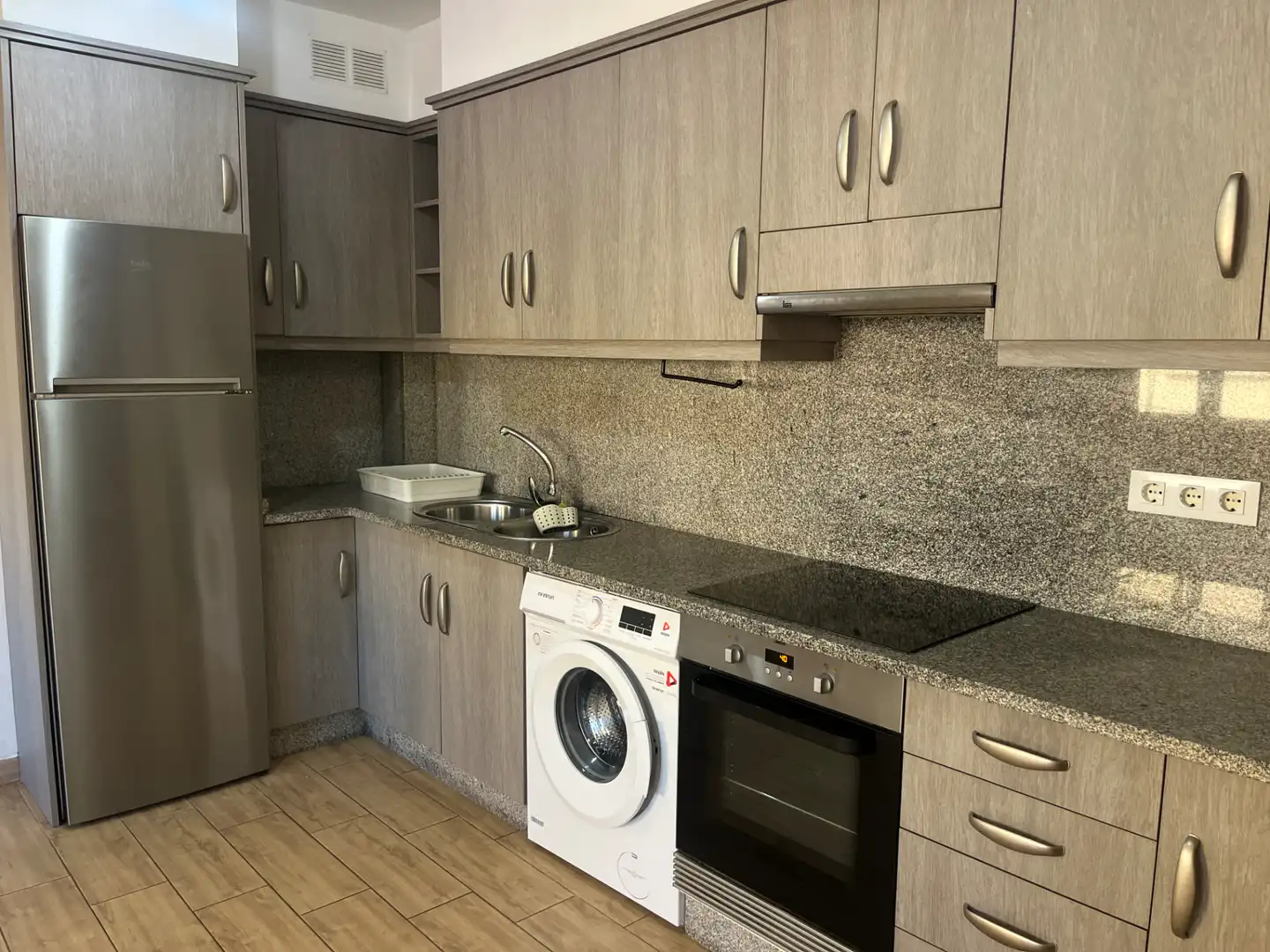Kitchen of Flat for rent in Vigo   with Heating, Oven and Washing machine