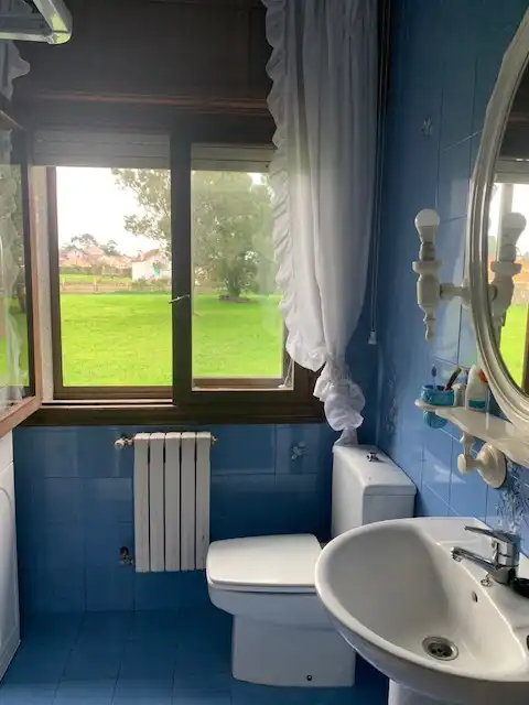 Badezimmer von Einfamilien-Reihenhaus zum Verkauf in Vilagarcía de Arousa mit Heizung, Privatgarten und Möbliert