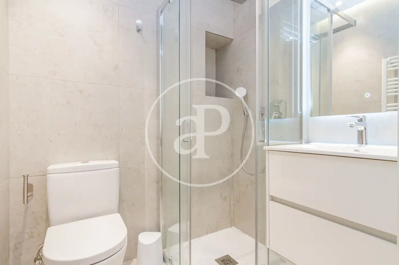 Bathroom of Flat for rent in Madrid  with Air Conditioner, Heating and Storage room