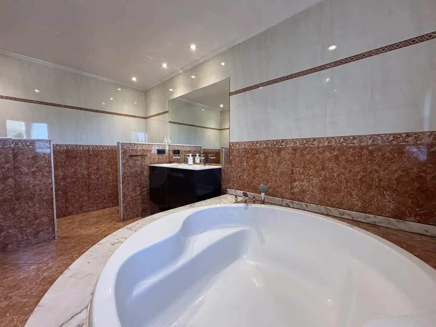 Bany de Casa o xalet en venda en Calella amb Aire condicionat, Terrassa i Piscina