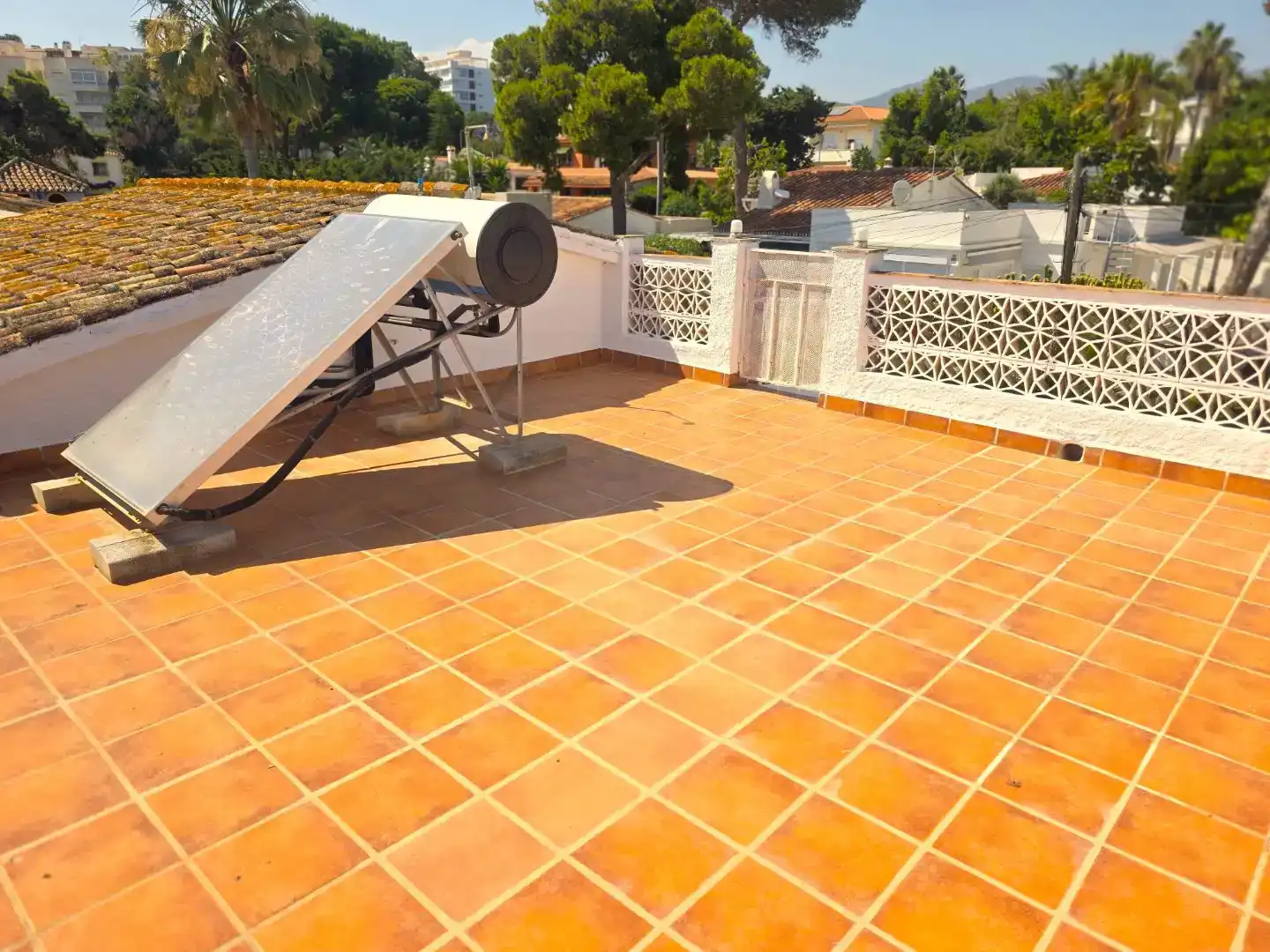 Terrassa de Casa adosada en venda en Marbella amb Aire condicionat i Balcó