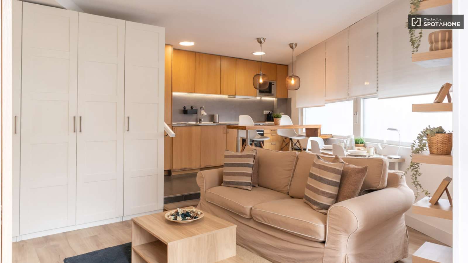 Living room of Study to share in  Madrid Capital  with Air Conditioner and Terrace