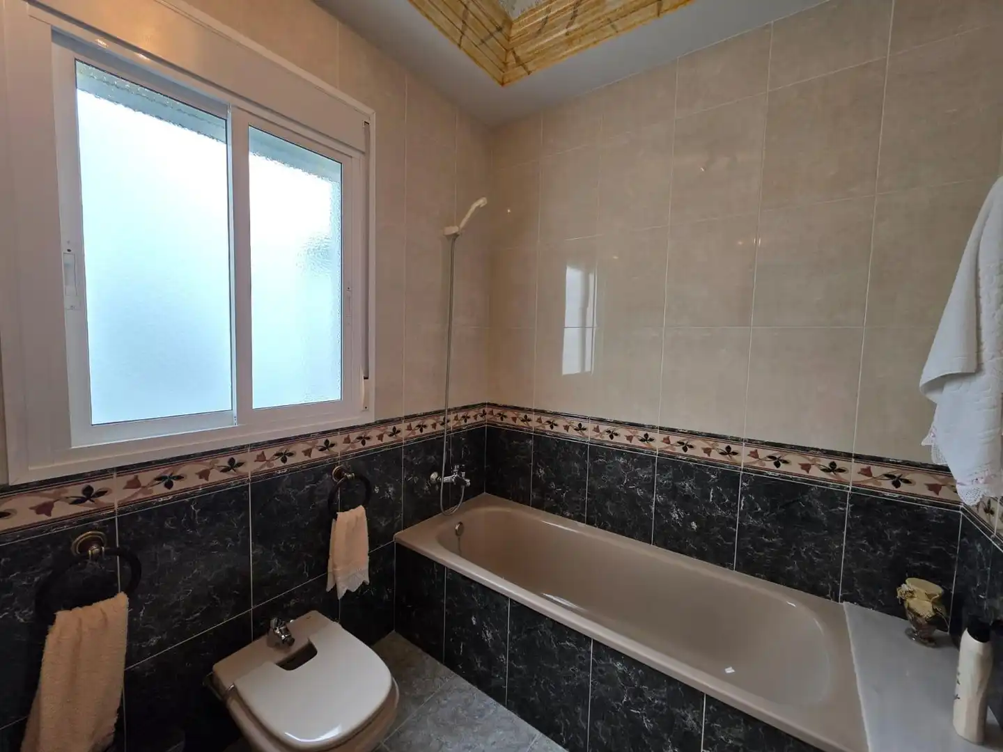 Bathroom of Houses for sale in Cuevas Bajas  with Air Conditioner, Heating and Terrace