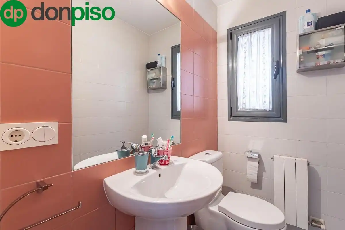 Baño de Casa adosada en venta en Armilla con Calefacción, Terraza y Amueblado