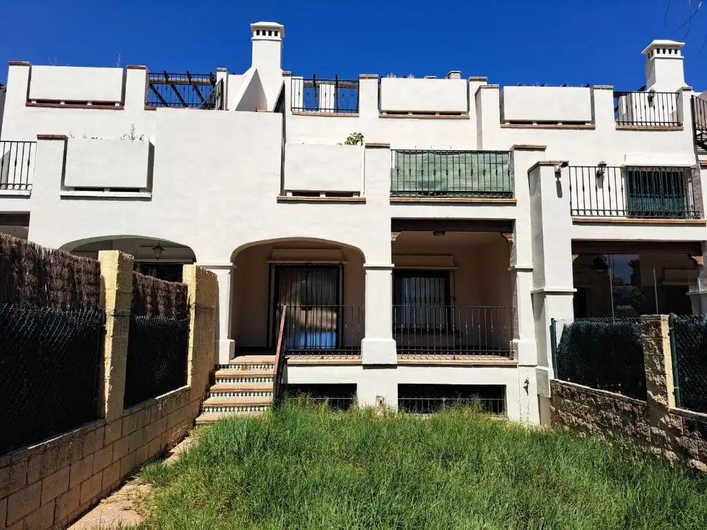 Vista exterior de Casa adosada en venda en Marbella amb Jardí privat, Terrassa i Traster