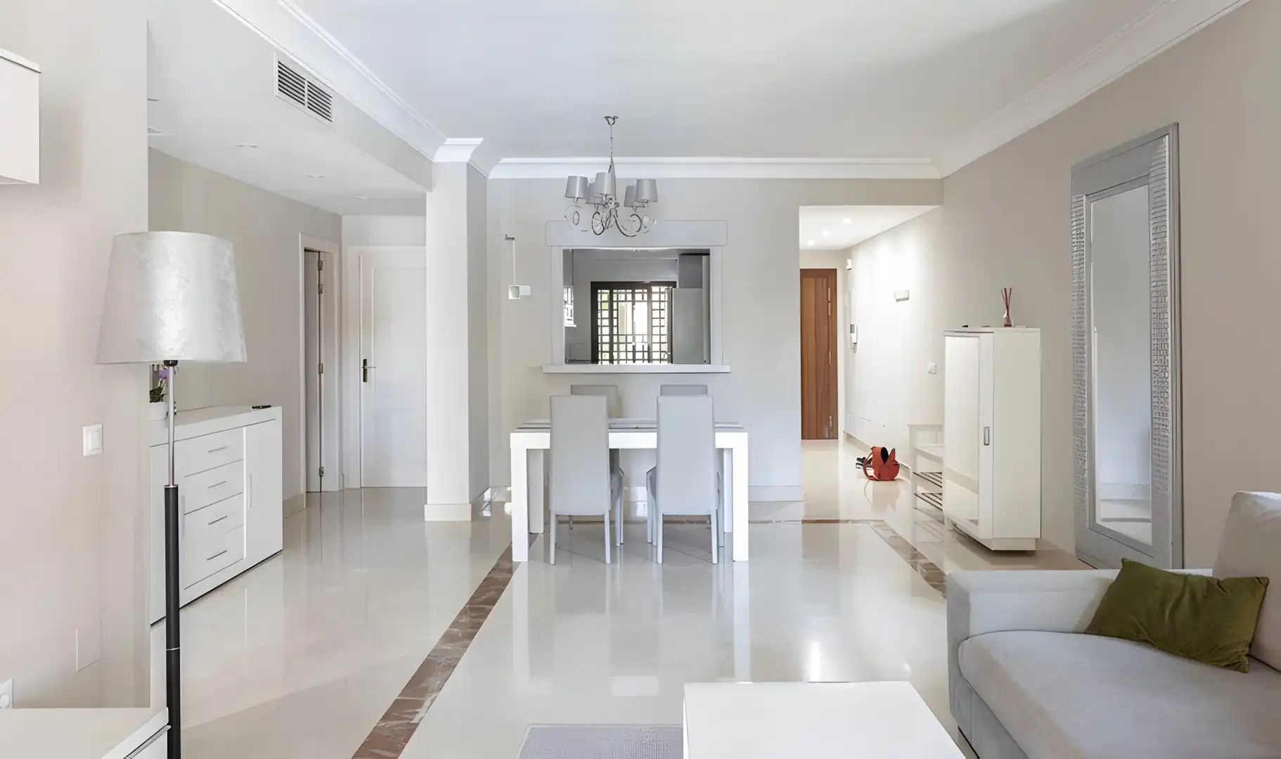 Wohnzimmer von Erdgeschoss zum Verkauf in Marbella mit Klimaanlage, Terrasse und Schwimmbad