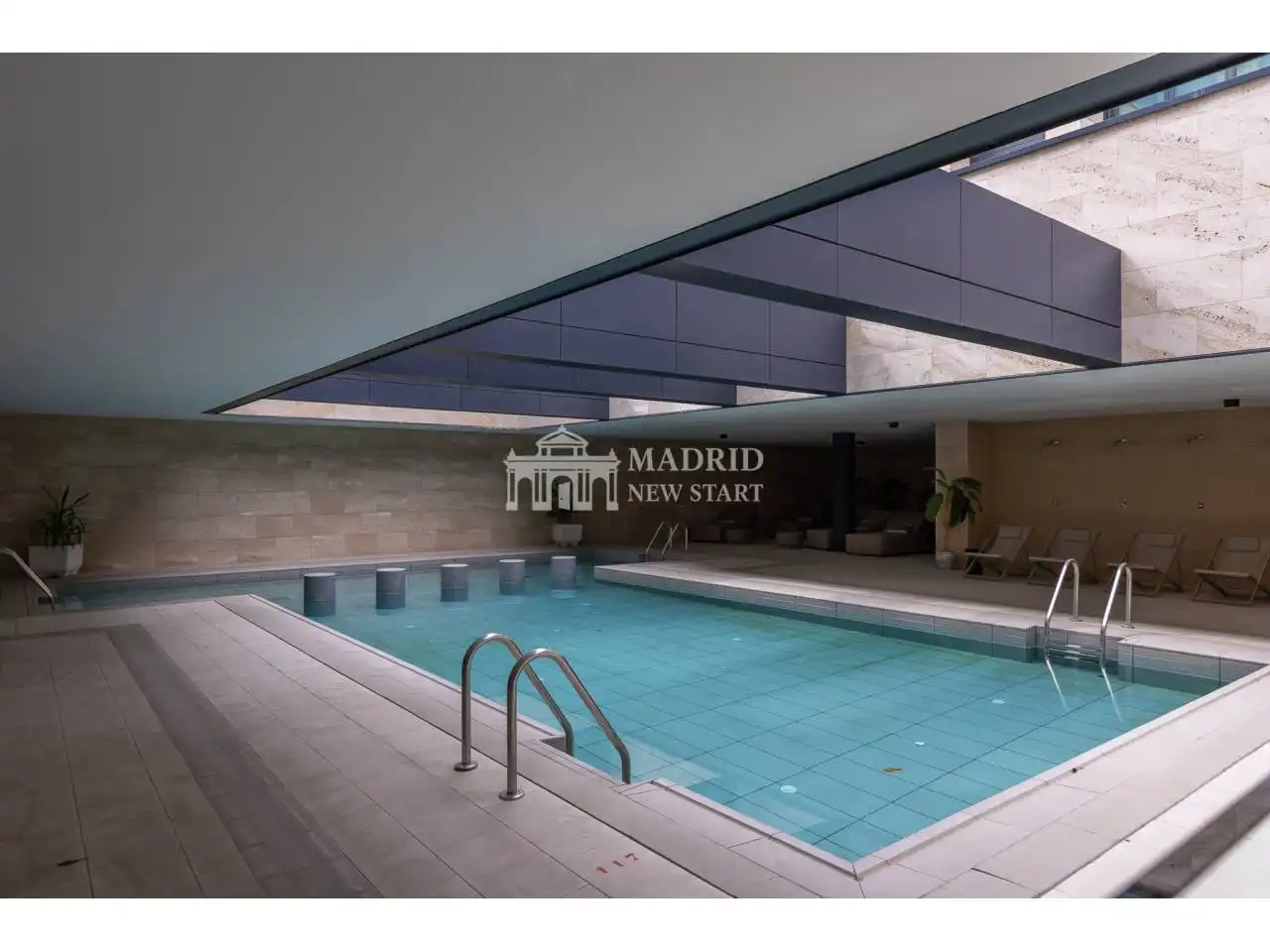 Piscina de Pis de lloguer en Madrid amb Aire condicionat, Calefacció i Traster