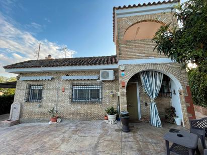 Vista exterior de Casa o xalet en venda en La Puebla del Río amb Aire condicionat, Jardí privat i Terrassa