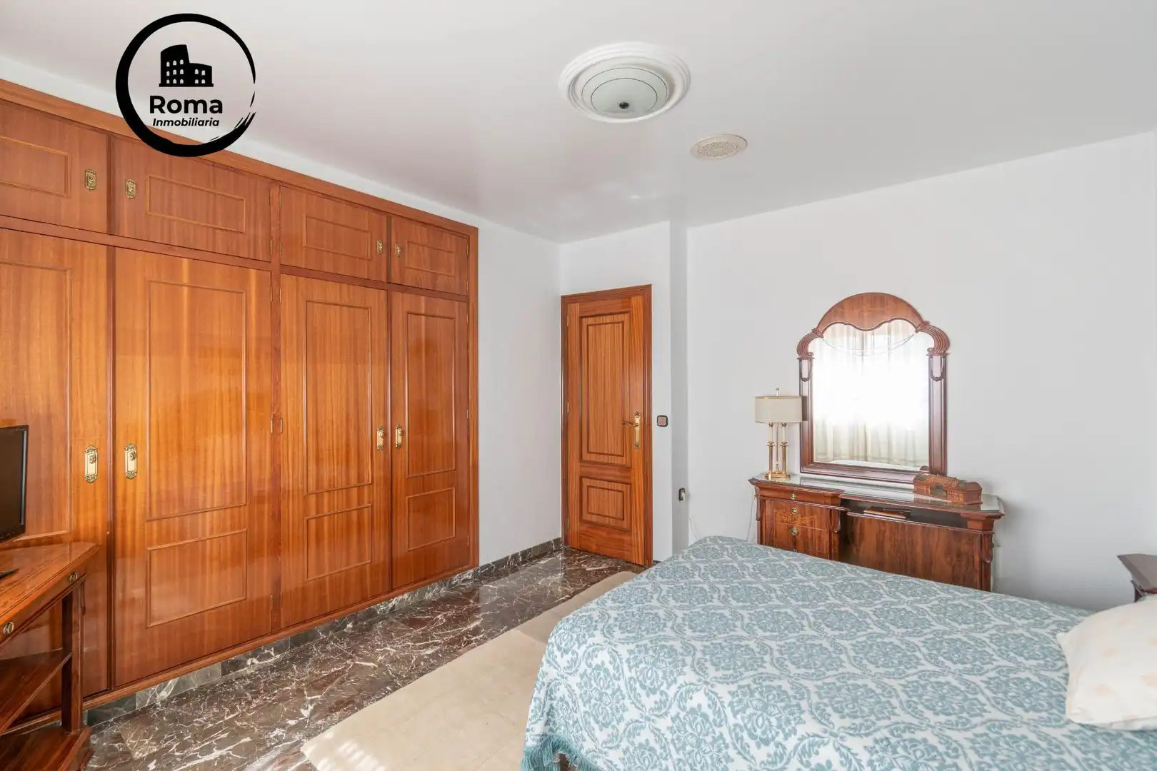 Casa aparellada amb terrassa en venda a Jun, imagen 36