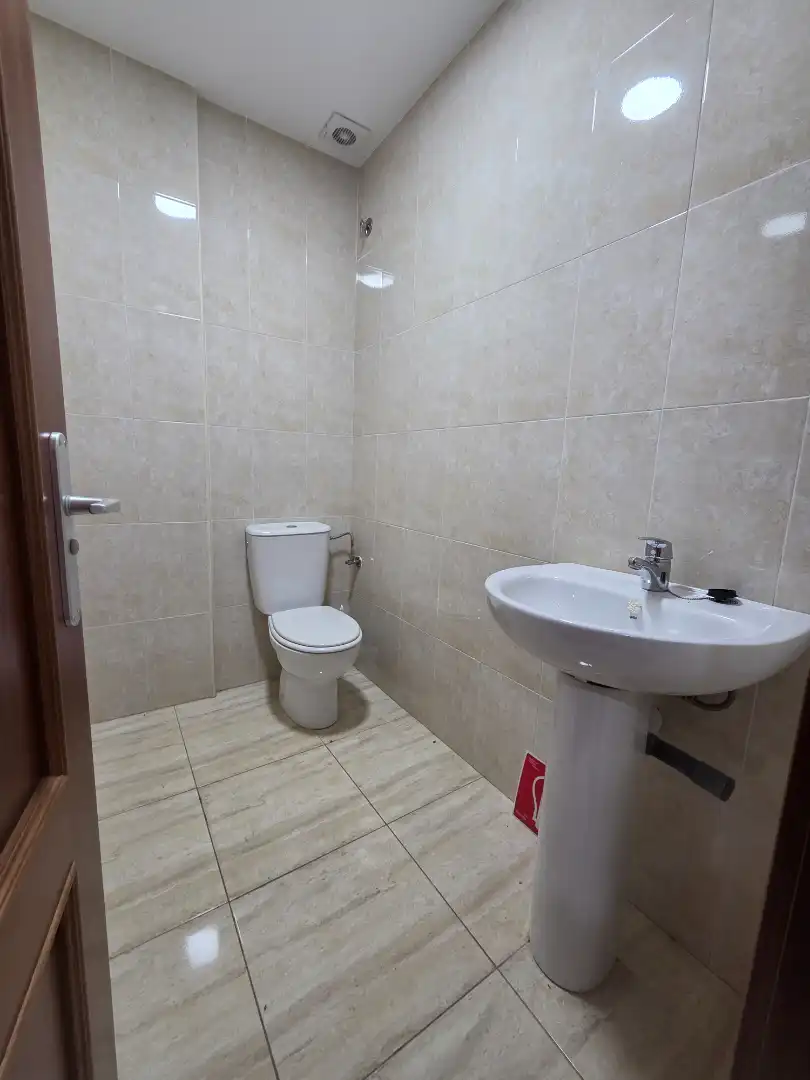 Baño de Local de alquiler en Arucas con Aire acondicionado, Parquet y Alarma