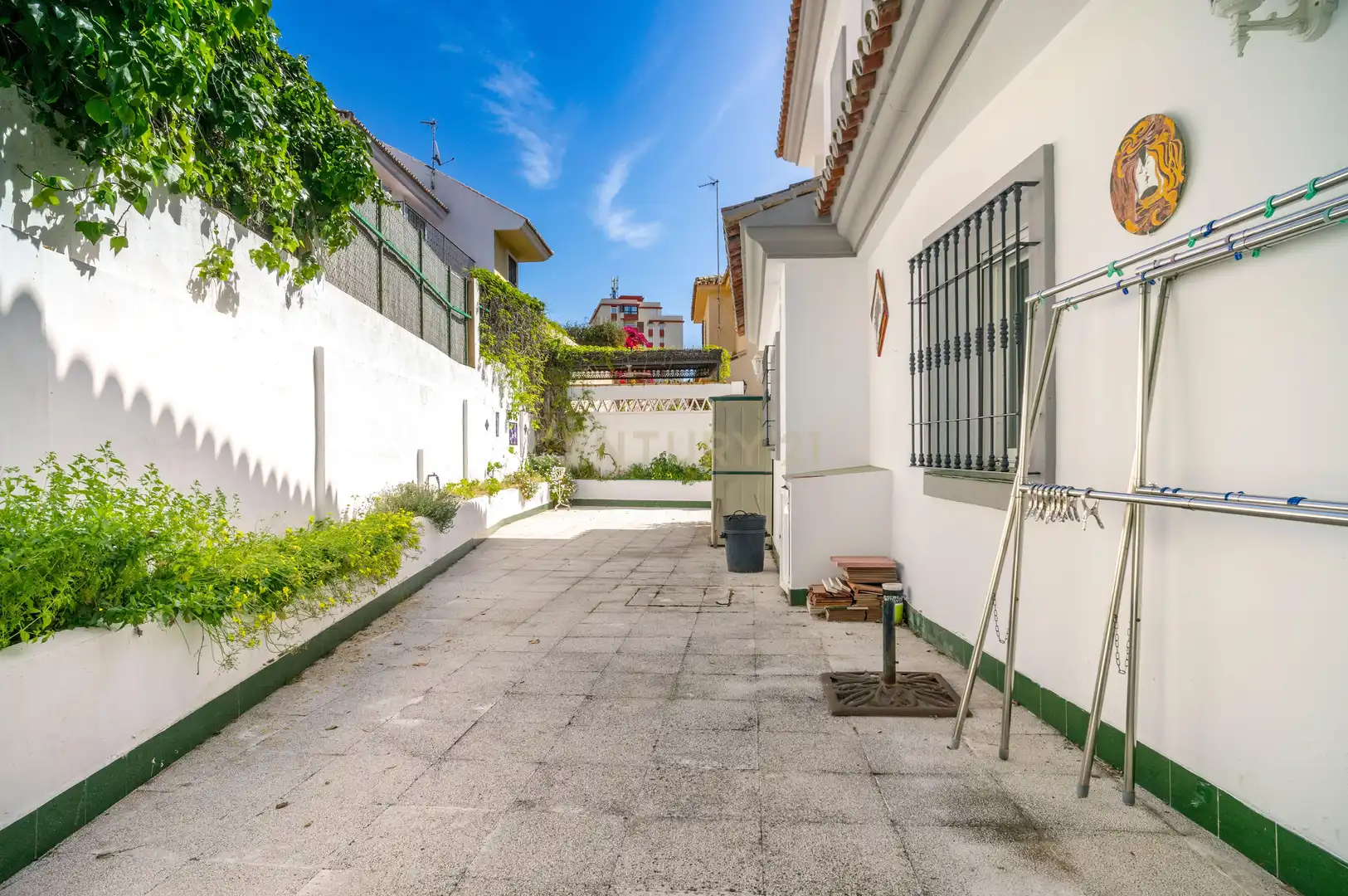 Vista exterior de Casa o xalet en venda en Fuengirola amb Aire condicionat, Jardí privat i Traster