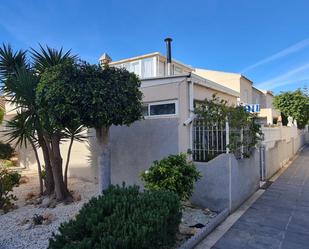Vista exterior de Casa o xalet en venda en Torrevieja amb Jardí privat, Terrassa i Piscina comunitària