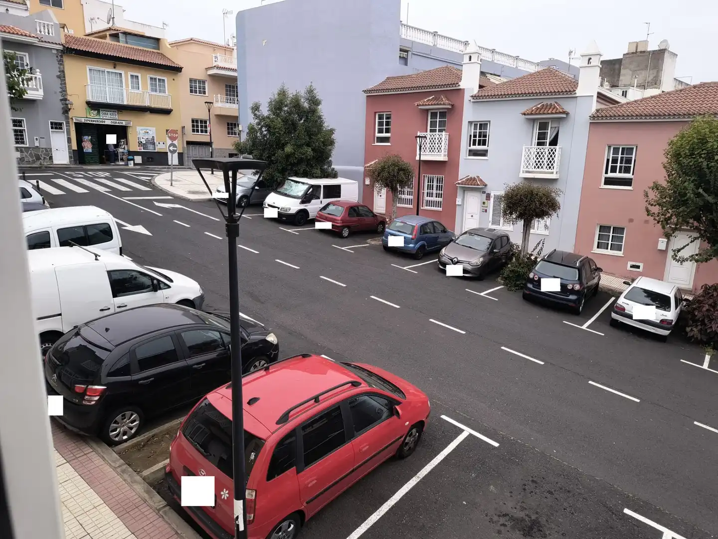Parkplatz von Einfamilien-Reihenhaus zum Verkauf in Puerto de la Cruz mit Abstellraum, Ofen und Balkon
