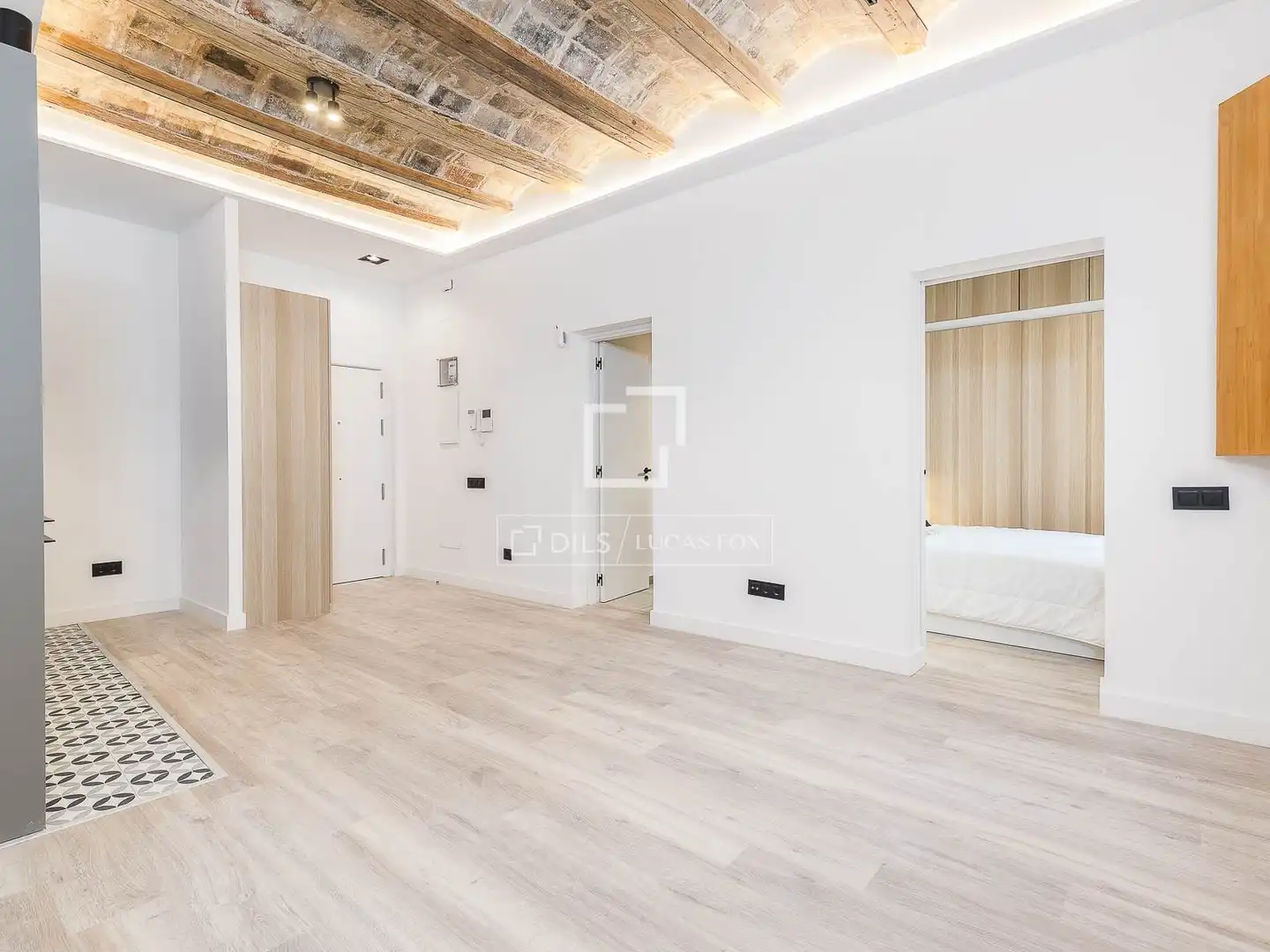 Flat for sale in Barcelona  with Air Conditioner and Balcony