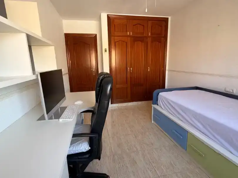 Dormitori de Dúplex per a compartir en Almería amb Aire condicionat, Moblat i Balcó
