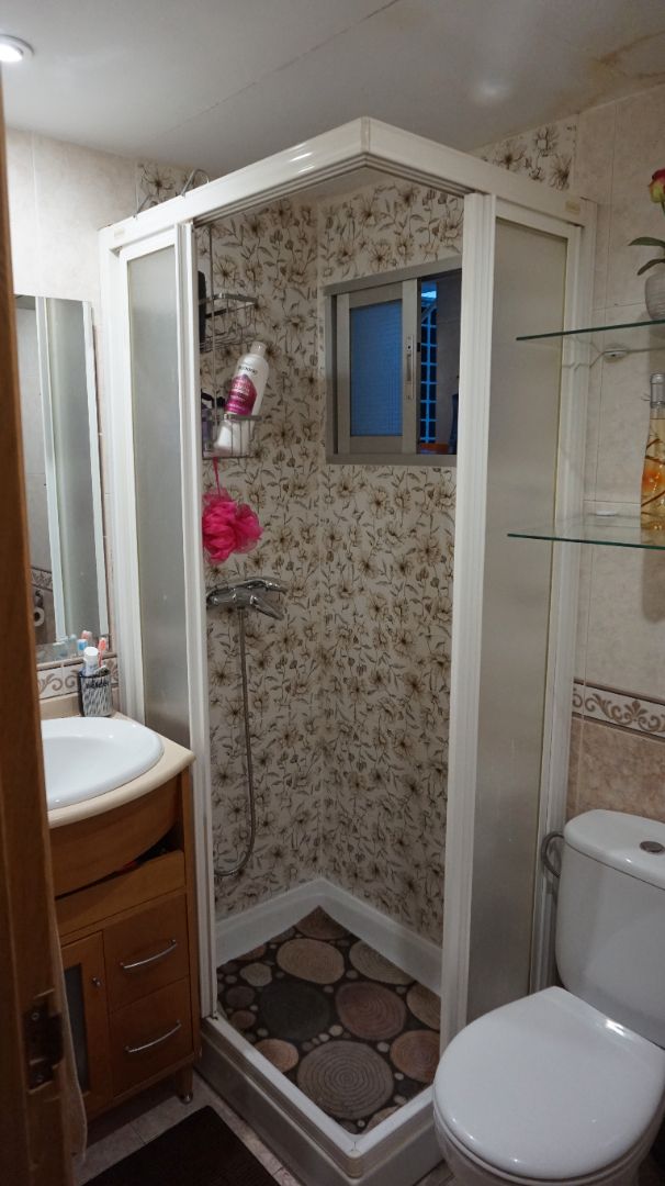 Bany de Pis en venda en  Madrid Capital amb Aire condicionat, Traster i Moblat