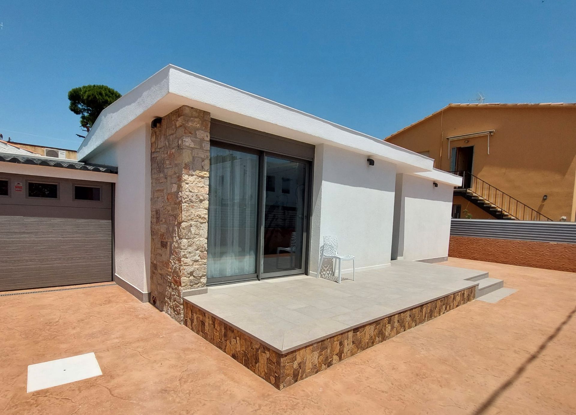 Vista exterior de Casa o xalet en venda en Calafell amb Aire condicionat, Calefacció i Jardí privat