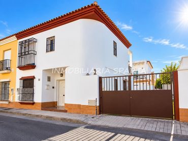 Semi-detached house with garden to rent in Calle Huerta Europa