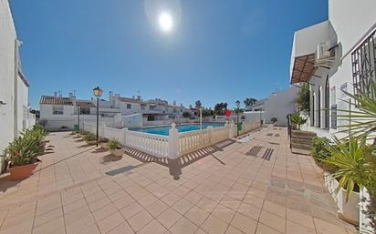 Vista exterior de Casa o xalet en venda en Estepona amb Terrassa