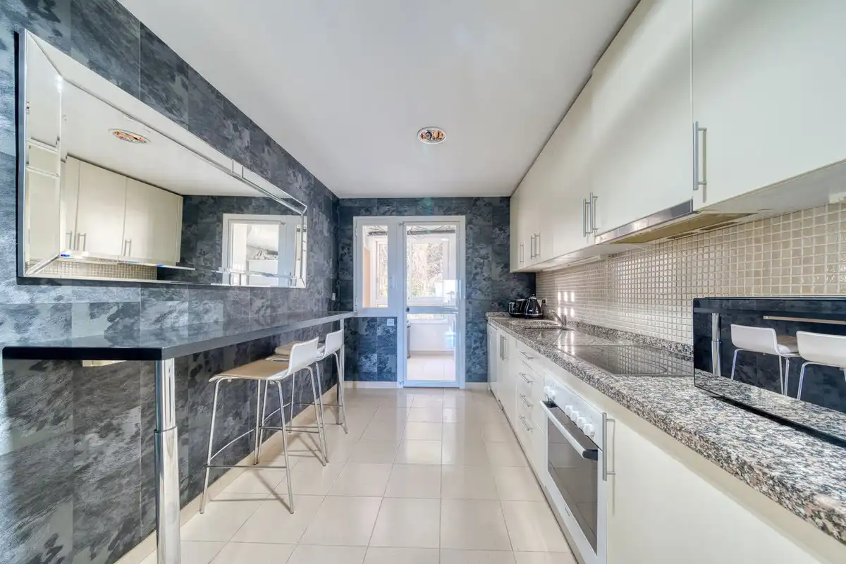 Cocina de Apartamento en venta en Benahavís con Aire acondicionado, Terraza y Piscina comunitaria