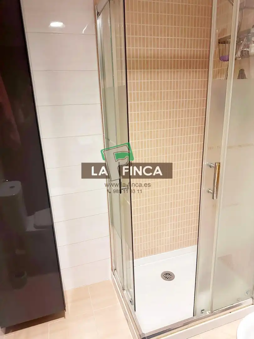 Bany de Pis en venda en Oviedo  amb Calefacció, Parquet i Traster