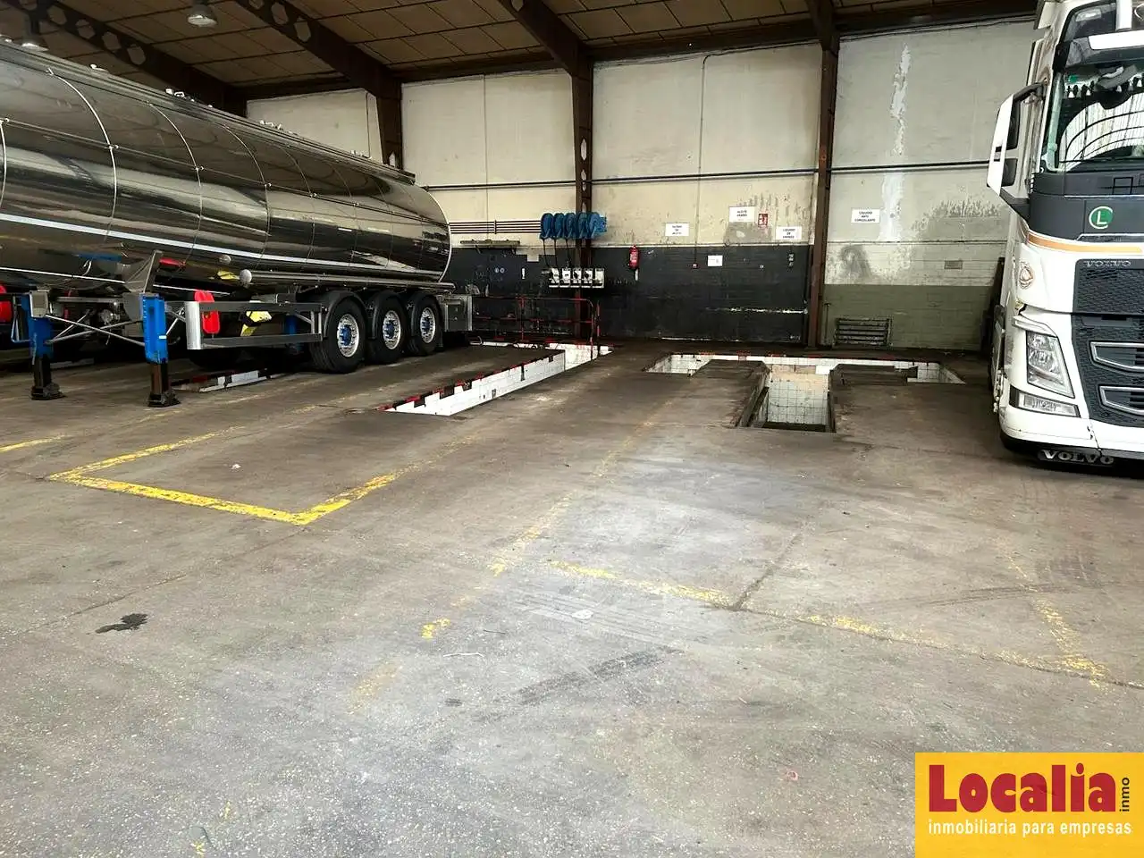 Parkplatz von Fabrikhallen zur Miete in Reocín