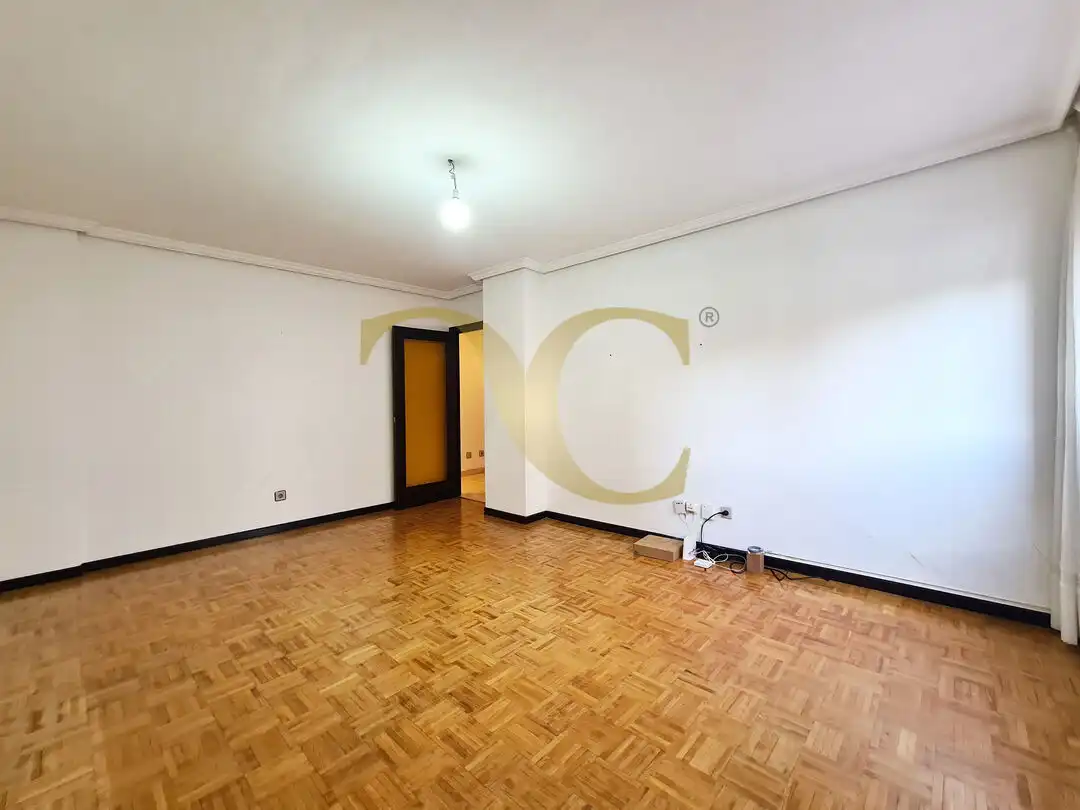Piso en venta en Oviedo  con Calefacción y Trastero
