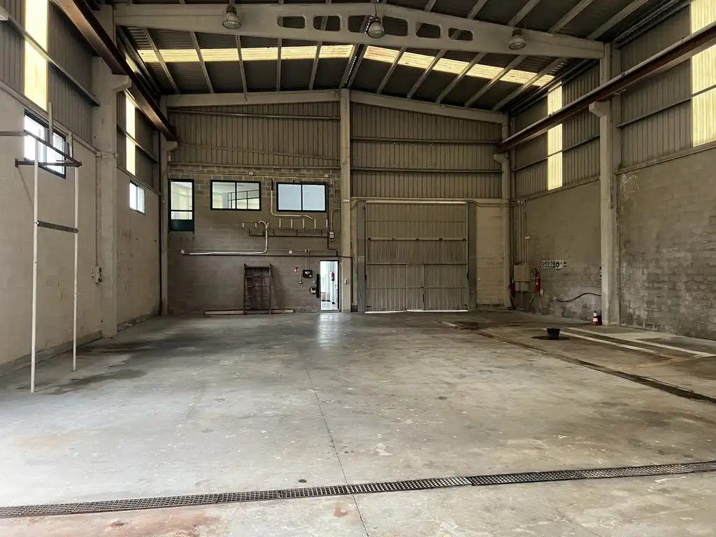 Industrial buildings for rent in Cambre 