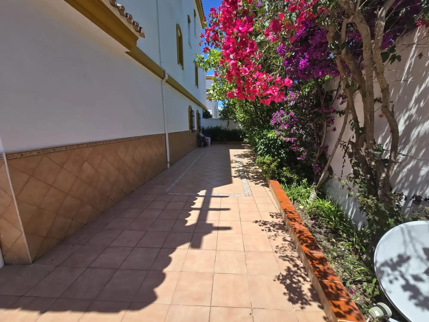 Vista exterior de Piso en venta en Marbella con Aire acondicionado, Terraza y Alarma