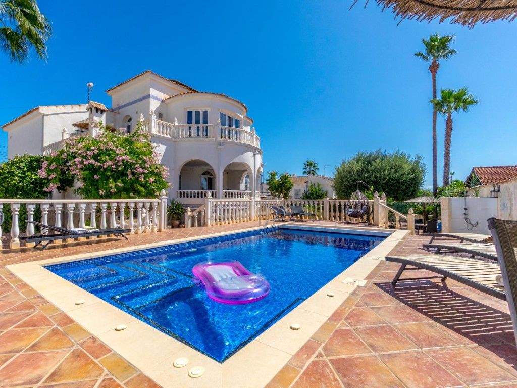 Piscina de Casa o xalet en venda en Torrevieja amb Aire condicionat, Jardí privat i Piscina