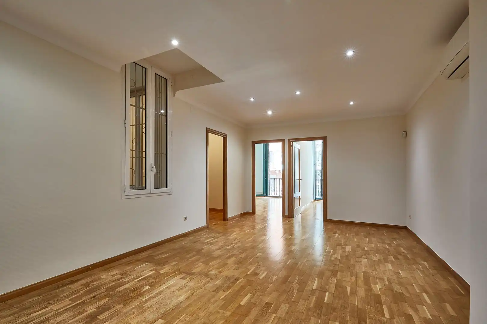 Planta baja en venta en Barcelona con Aire acondicionado, Terraza y Balcón