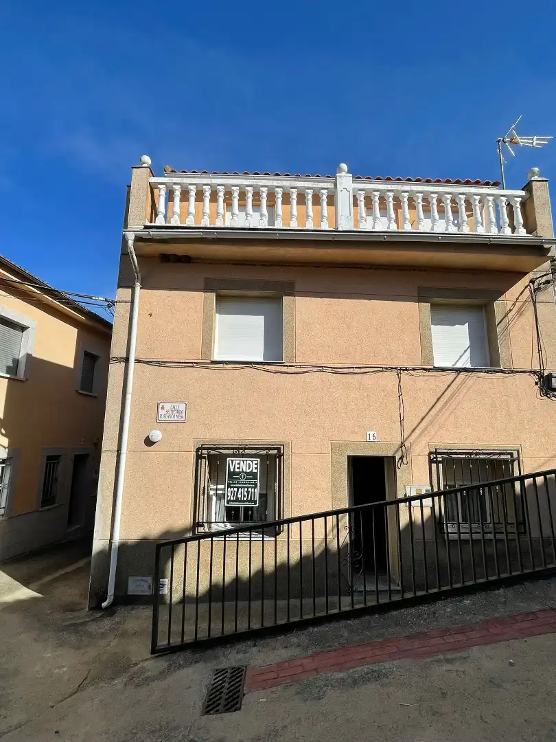Vista exterior de Casa o chalet en venta en Valdeobispo con Terraza, Trastero y Amueblado
