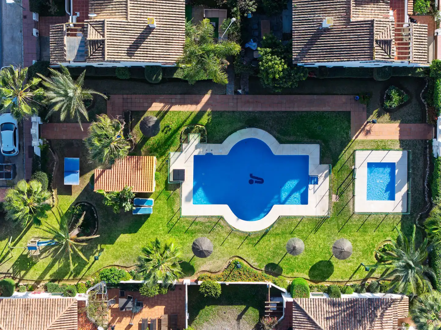 Piscina de Casa adosada en venda en Marbella amb Terrassa, Piscina i Piscina comunitària